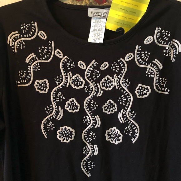 NWT Top w/Textured design - Picture 2 of 6